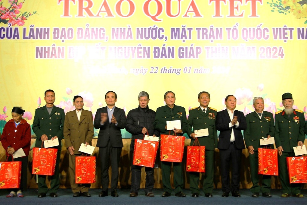 Phó Thủ tướng Trần Lưu Quang tặng hơn 600 suất quà Tết ở Hòa Bình - 2 Phó Thủ tướng Trần Lưu Quang tặng hơn 600 suất quà Tết ở Hòa Bình - 2