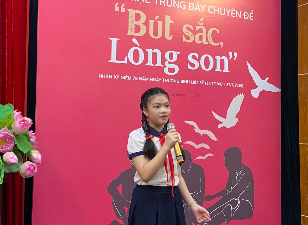 Tái hiện phút chia tay người chiến sĩ cách mạng tại “Bút sắc, lòng son” - 4 Tái hiện phút chia tay người chiến sĩ cách mạng tại “Bút sắc, lòng son” - 4