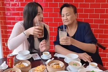 Cô gái cùng mẹ 70 tuổi quay clip ăn uống hút triệu lượt xem