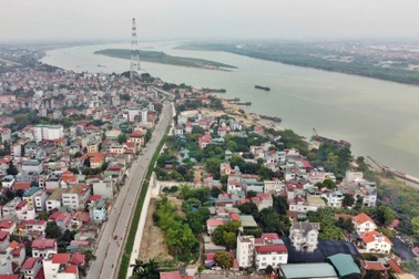 Phát hiện "núi" phế thải án ngữ ven sông Hồng, nghi mục đích lấn chiếm