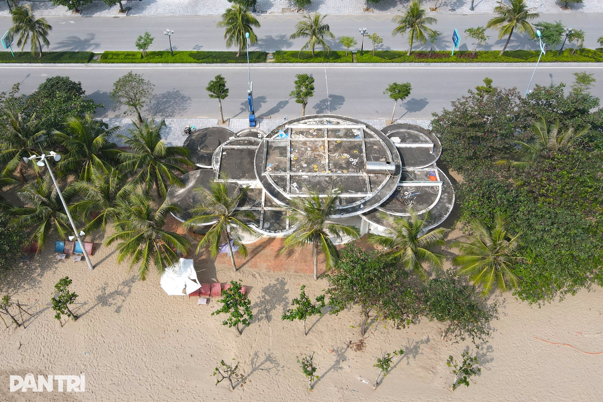 Loạt công trình FLC chuyển giao cho Sầm Sơn tơi tả, hoang tàn trên bãi biển - 14