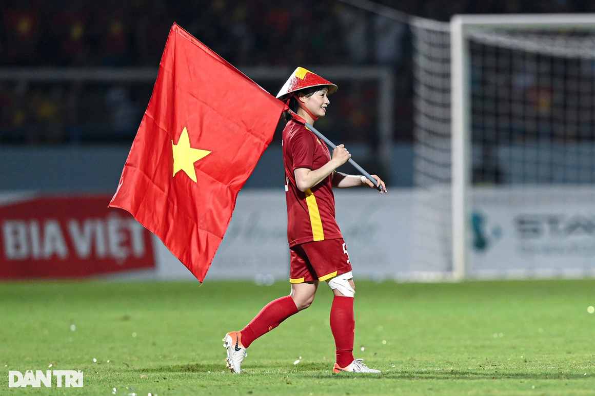 Khoảnh khắc ăn mừng bùng nổ của tuyển nữ Việt Nam sau khi vô địch SEA Games - 13 Khoảnh khắc ăn mừng bùng nổ của tuyển nữ Việt Nam sau khi vô địch SEA Games - 13