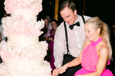 Quá mê Barbie, cô gái quyết định phủ hồng toàn bộ đám cưới