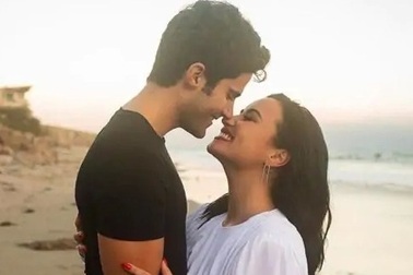 Bạn trai biết tin bị Demi Lovato bỏ... nhờ đọc báo