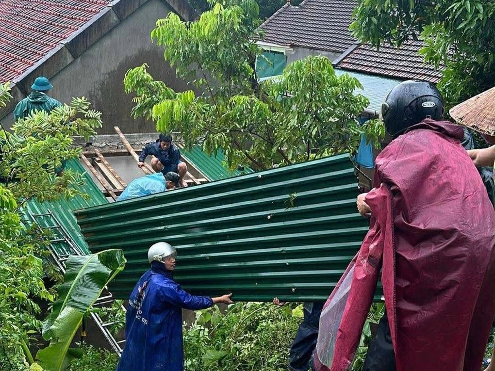 Lũ dâng sát quốc lộ 7, di dời khẩn cấp 70 hộ dân ven sông Lam - 2 Lũ dâng sát quốc lộ 7, di dời khẩn cấp 70 hộ dân ven sông Lam - 2