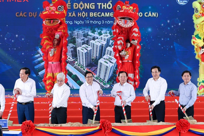 Thủ tướng Phạm Minh Chính cùng lãnh đạo các Bộ ngành Trung ương, địa phương thực hiện nghi thức động thổ xây dựng 20.000 căn hộ nhà ở xã hội tại tỉnh Bình Dương. (Ảnh: VGP).