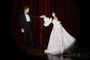 Đình Tú và Ngọc Huyền chụp ảnh cưới tại Nhà hát Kịch Hà Nội