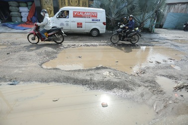 Người dân khổ sở vì tuyến đường chi chít "ổ gà", ổ voi" ở TPHCM