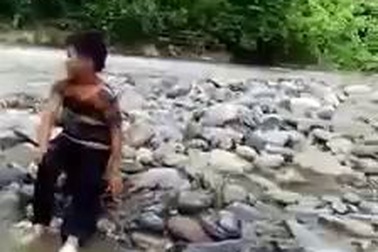 Thầy giáo lội suối cõng học sinh đến trường khai giảng ở Lai Châu