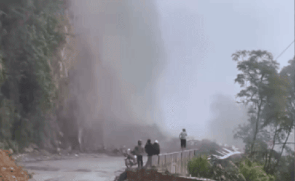 Sạt lở nghiêm trọng ở Lai Châu, đất đá che lấp toàn bộ một đoạn đường - 1 Sạt lở nghiêm trọng ở Lai Châu, đất đá che lấp toàn bộ một đoạn đường - 1