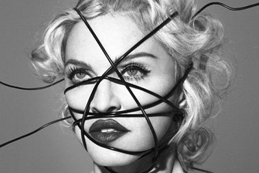 Madonna bất chấp dư luận, tiếp tục “chế ảnh” người quá cố