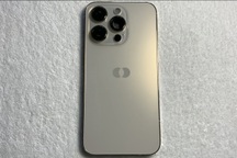 Chiếc iPhone độc lạ không có logo Apple