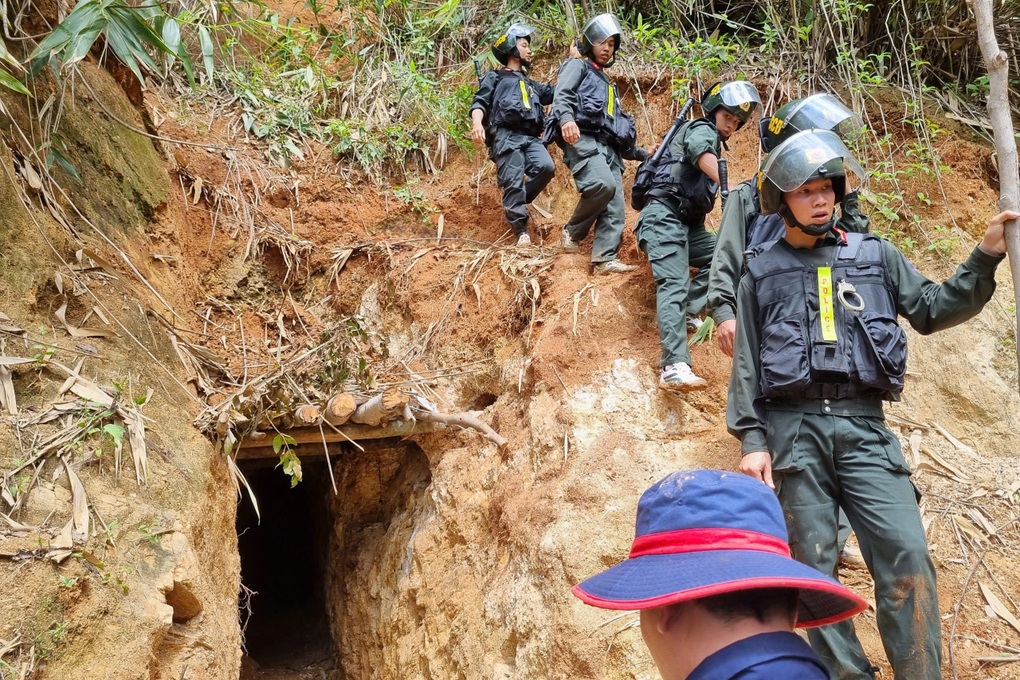 Những căn hầm như địa đạo giữa rừng mới bị cảnh sát đột kích - 2 Những căn hầm như địa đạo giữa rừng mới bị cảnh sát đột kích - 2