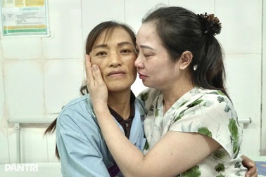 Trao gấp hơn 335 triệu đồng, kịp tiếp sức mẹ đơn thân chờ mổ tim
