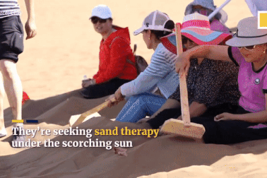 Bất chấp nắng nóng 50 độ C, du khách đổ xô đến sa mạc tắm cát nóng rẫy