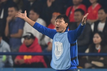 CĐV Đông Nam Á: "HLV Kim Sang Sik xứng đáng dẫn dắt đội hình đấu Man Utd"