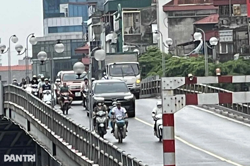 Xác minh tài xế xe tải đi lùi trên cầu vượt Thái Hà - Chùa Bộc - 2 Xác minh tài xế xe tải đi lùi trên cầu vượt Thái Hà - Chùa Bộc - 2