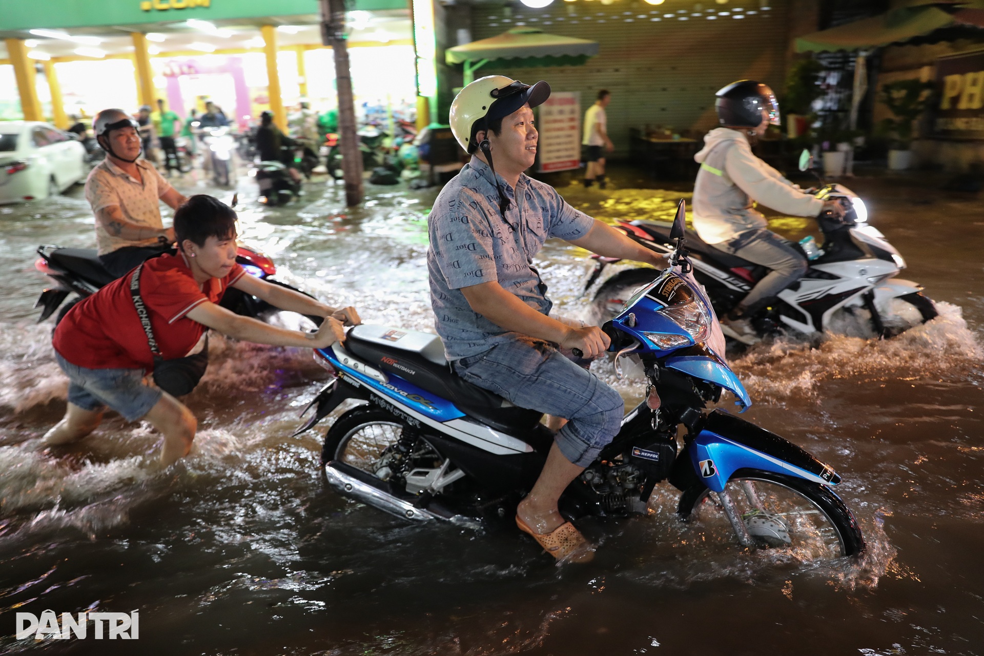 TPHCM chìm trong biển nước do triều cường: Người dân chật vật di chuyển - 8