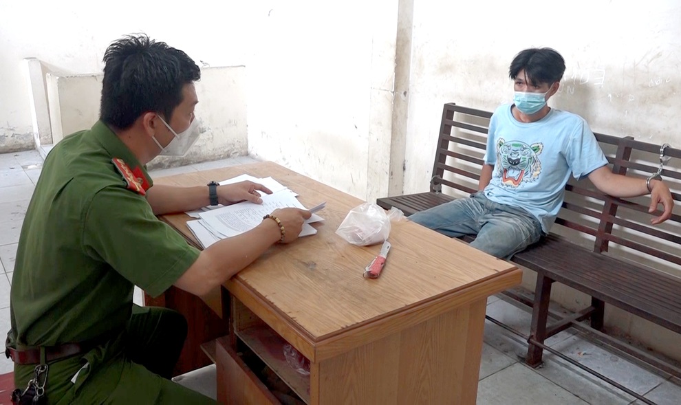 Thiếu tá công an bị đối tượng tàng trữ ma túy tấn công bằng dao - 1 Thiếu tá công an bị đối tượng tàng trữ ma túy tấn công bằng dao - 1