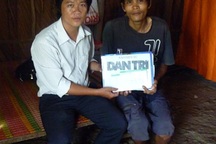 Anh Thạch Phước xúc động khi nhận quà của bạn đọc