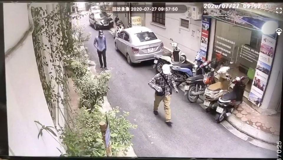 Công bố hình ảnh 2 đối tượng dùng súng cướp ngân hàng BIDV tại Hà Nội - 3 Công bố hình ảnh 2 đối tượng dùng súng cướp ngân hàng BIDV tại Hà Nội - 3