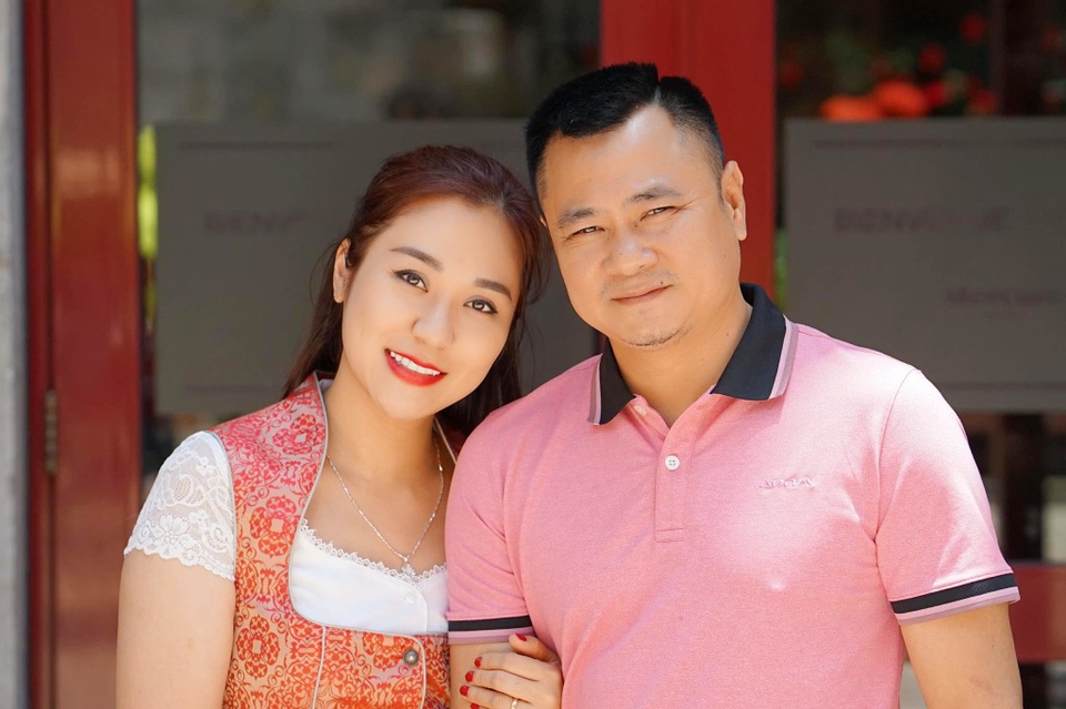 Khoảnh khắc hạnh phúc của NSND Tự Long bên vợ đẹp - 8