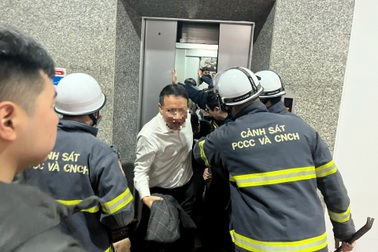 Cứu 7 người mắc kẹt trong thang máy trụ sở Bộ Công Thương