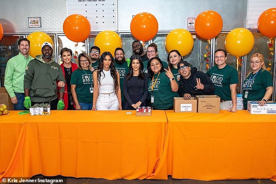 Fans chỉ trích gia đình Kim Kardashian lãng phí đồ ăn - 5 Fans chỉ trích gia đình Kim Kardashian lãng phí đồ ăn - 5