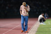 Cái cúi đầu tiếc nuối của Keisuke Honda khi Campuchia bị cầm hòa phút cuối