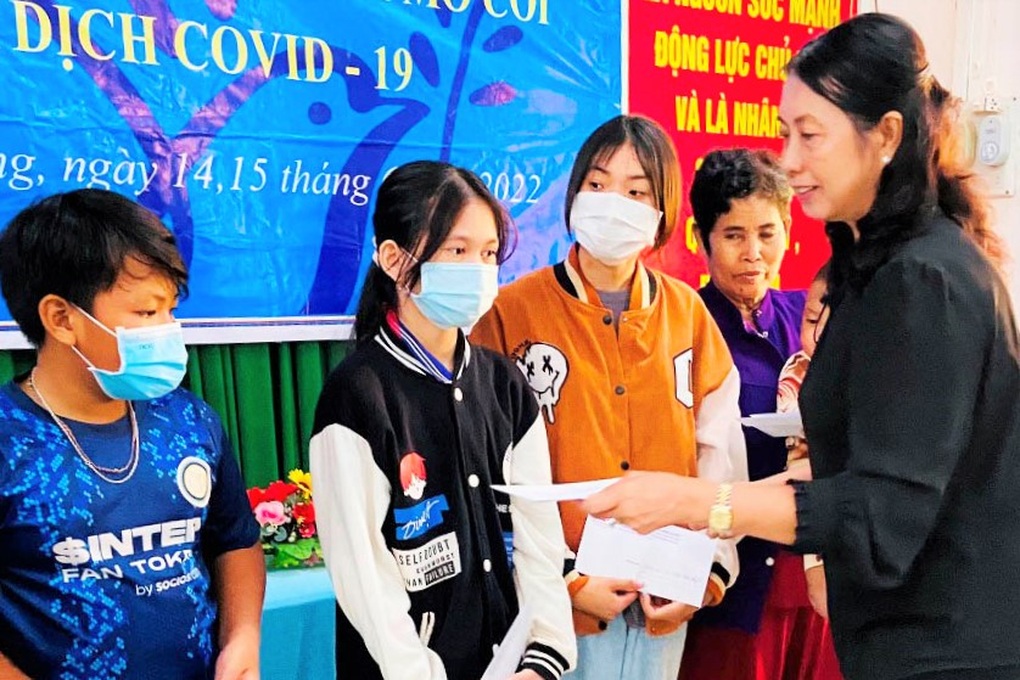 Hàng trăm trẻ em nghèo ở miền Tây được tiếp sức đến trường - 4 Hàng trăm trẻ em nghèo ở miền Tây được tiếp sức đến trường - 4