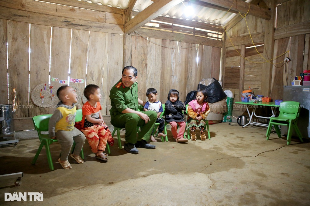 Dân nhường nhà riêng, bản bố trí nhà văn hóa cũ để các cháu có nơi học tạm - 1 Dân nhường nhà riêng, bản bố trí nhà văn hóa cũ để các cháu có nơi học tạm - 1