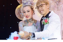 Cô dâu chuyển giới xăm kín người kể chuyện tình với chú rể kém 20 tuổi