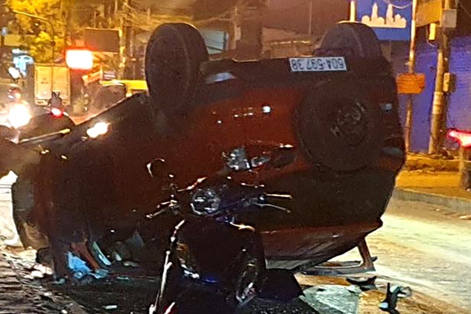 Ô tô lộn nhiều vòng trên cầu, văng trúng một phụ nữ đi xe máy - 2 Ô tô lộn nhiều vòng trên cầu, văng trúng một phụ nữ đi xe máy - 2