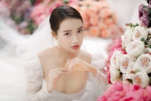 Kỉ niệm một năm ngày cưới, Nhã Phương tung ảnh mặc váy cưới… một mình