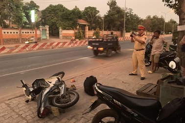 Nữ sinh bị 2 tên cướp kéo lê hàng chục mét dưới đường