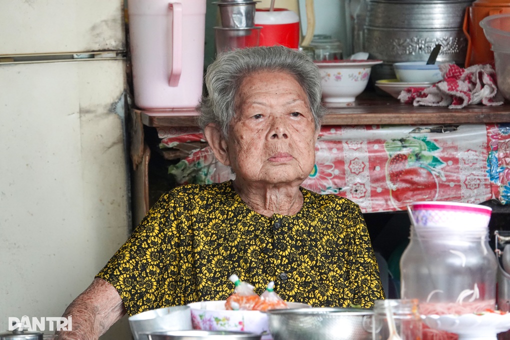 Cụ bà U90 nhóm bếp từ 3h, giữ quán bún của con gái đã khuất - 3 Cụ bà U90 nhóm bếp từ 3h, giữ quán bún của con gái đã khuất - 3