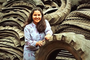 Tái chế lốp xe bị vứt bỏ làm giày dép, nữ doanh nhân bán cả ngàn đôi