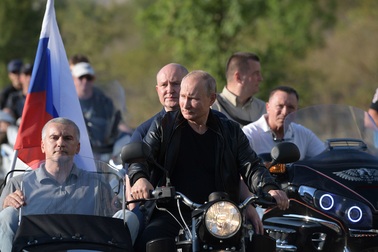 Ông Putin diện áo da, cưỡi xe máy phân khối lớn ở Crimea