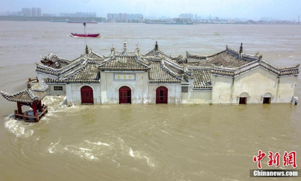 Trung Quốc “căng mình” ứng phó thảm họa lũ lụt - 2 Trung Quốc “căng mình” ứng phó thảm họa lũ lụt - 2