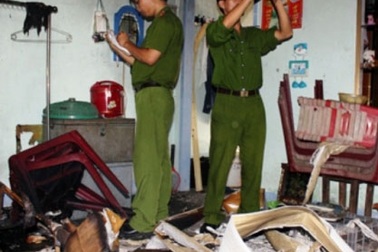 Bất ngờ bị tưới xăng đốt nhà khi đang dọn hàng