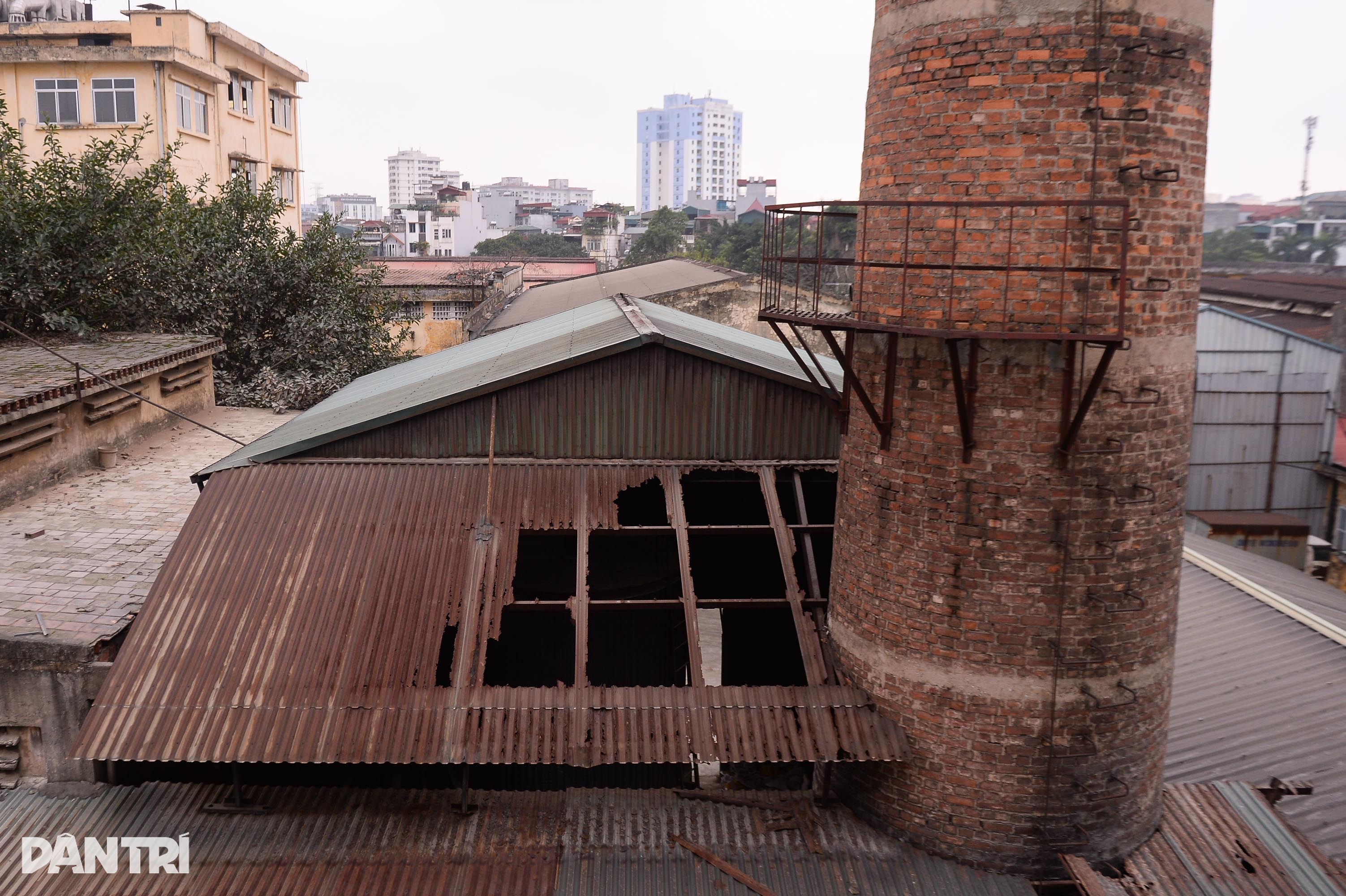 View - Cột khói khổng lồ ở Hà Nội nằm giữa khu chung cư cao tầng, cách nhà dân 15m | Báo Dân trí