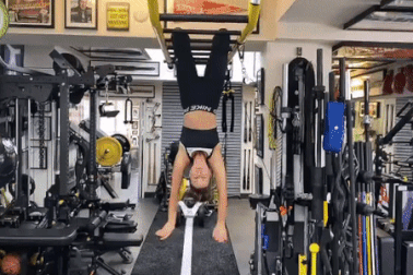 Người đẹp U50 Kate Beckinsale gây choáng với clip đu xà gập bụng