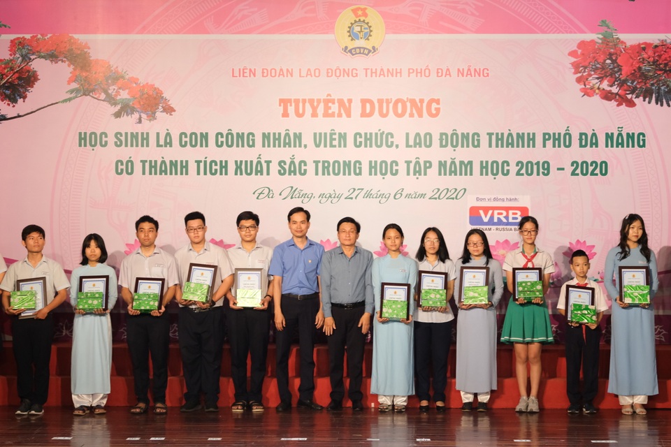 Đà Nẵng: Trao học bổng cho hơn 250 học sinh là con của công nhân, lao động - 1 Đà Nẵng: Trao học bổng cho hơn 250 học sinh là con của công nhân, lao động - 1