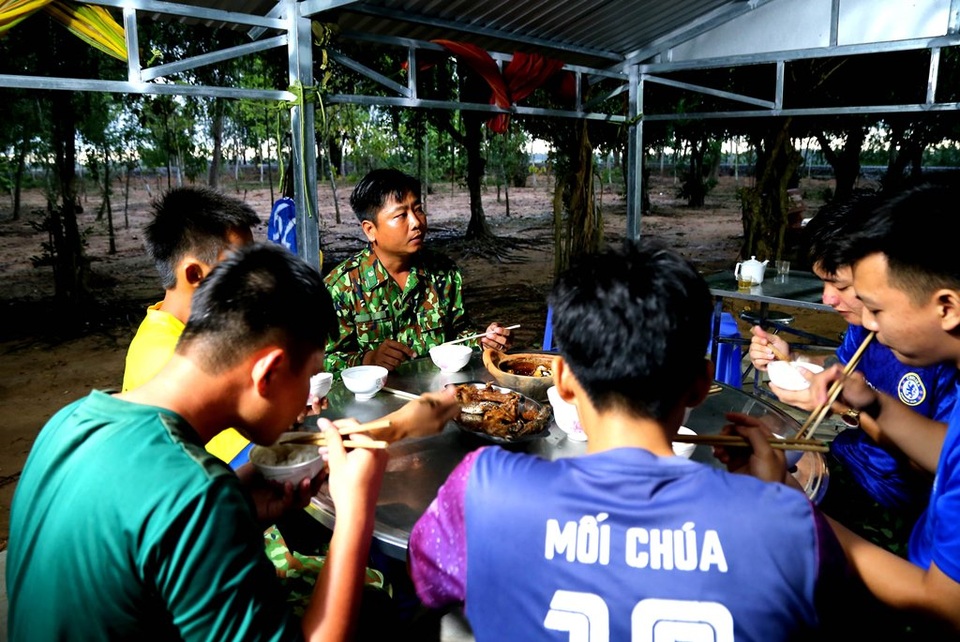 Những chiến sĩ Biên phòng ngày đêm căng mình chống Covid-19 - 9 Những chiến sĩ Biên phòng ngày đêm căng mình chống Covid-19 - 9