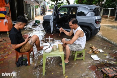Cuộc sống bên trong biệt thự triệu USD bị cô lập vì ngập ở Hà Nội