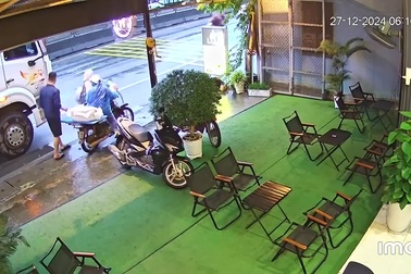 Người đàn ông phản ứng nhanh cứu em nhỏ khỏi nguy hiểm trước mũi xe tải