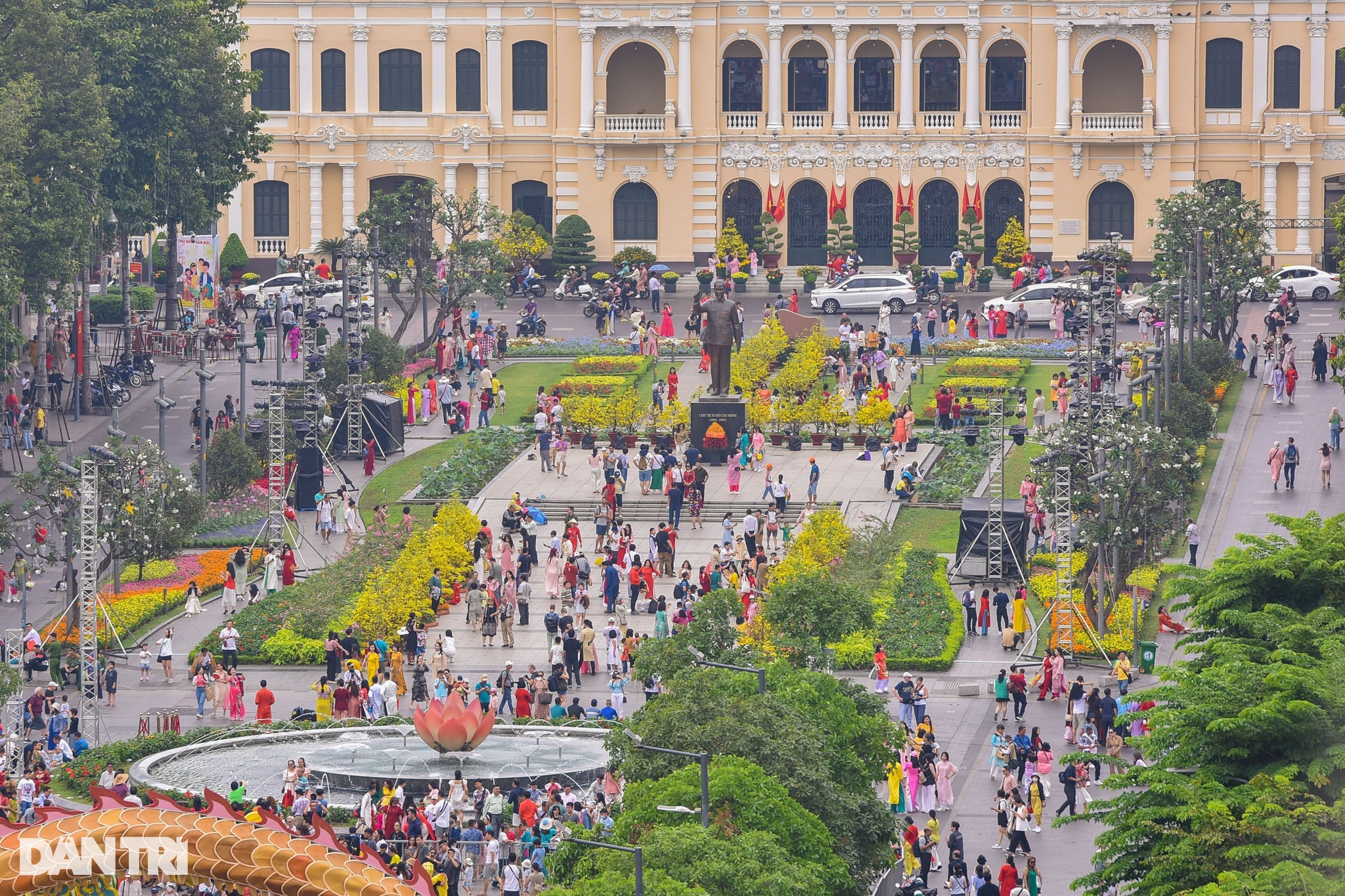 Người dân nườm nượp đến đường hoa Nguyễn Huệ check-in trong sáng 29 Tết - 10