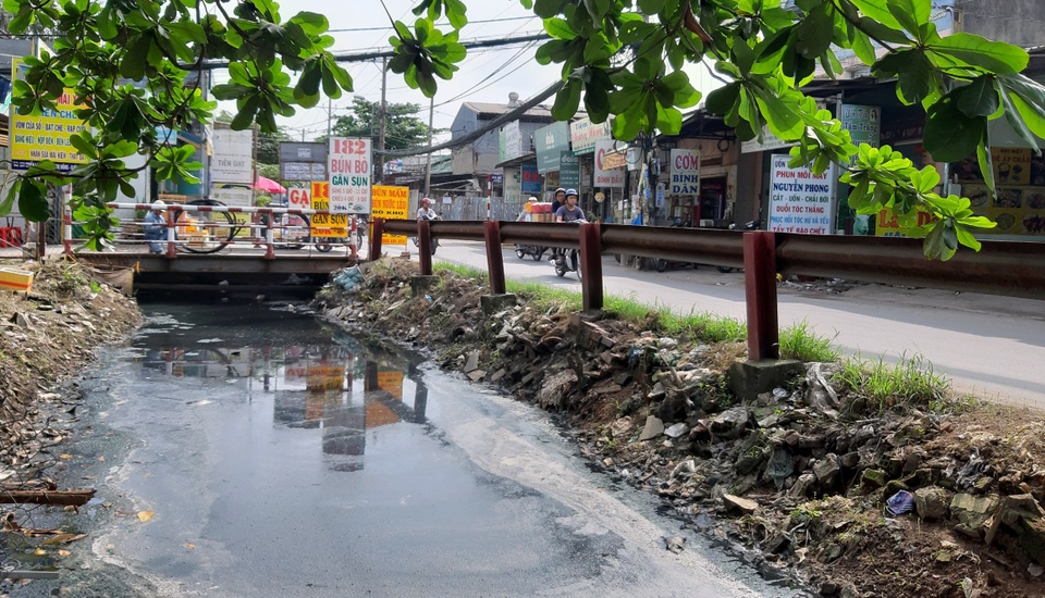 Người thương binh mỗi ngày vớt hàng trăm kg rác giải cứu dòng kênh - 9 Người thương binh mỗi ngày vớt hàng trăm kg rác giải cứu dòng kênh - 9