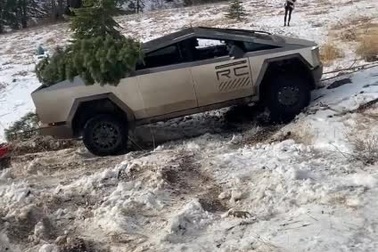 Tesla Cybertruck chật vật vượt địa hình, phải nhờ xe Ford ứng cứu