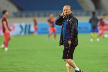 "Khẩu chiến" phi lý với ông Park, HLV Tan Cheng Hoe bị chỉ trích